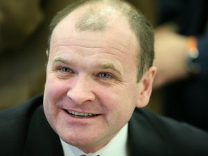 Сенатор Чернышев призвал убрать рекламу стрип-клуба из томского аэропорта