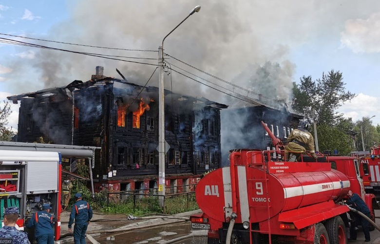 Два ценных деревянных дома в Томске пострадали от огня