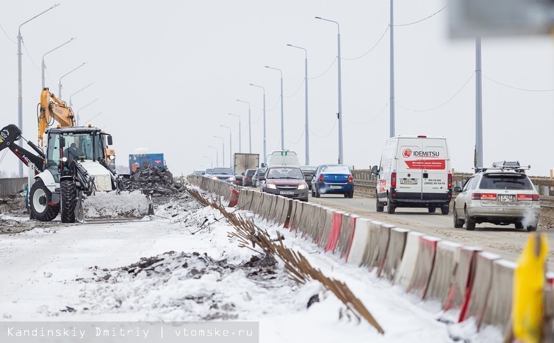 Дорожники планируют заделать ямы на подъезде к Коммунальному мосту до конца недели