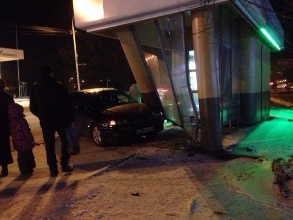 Автомобиль врезался в остановку (фото)