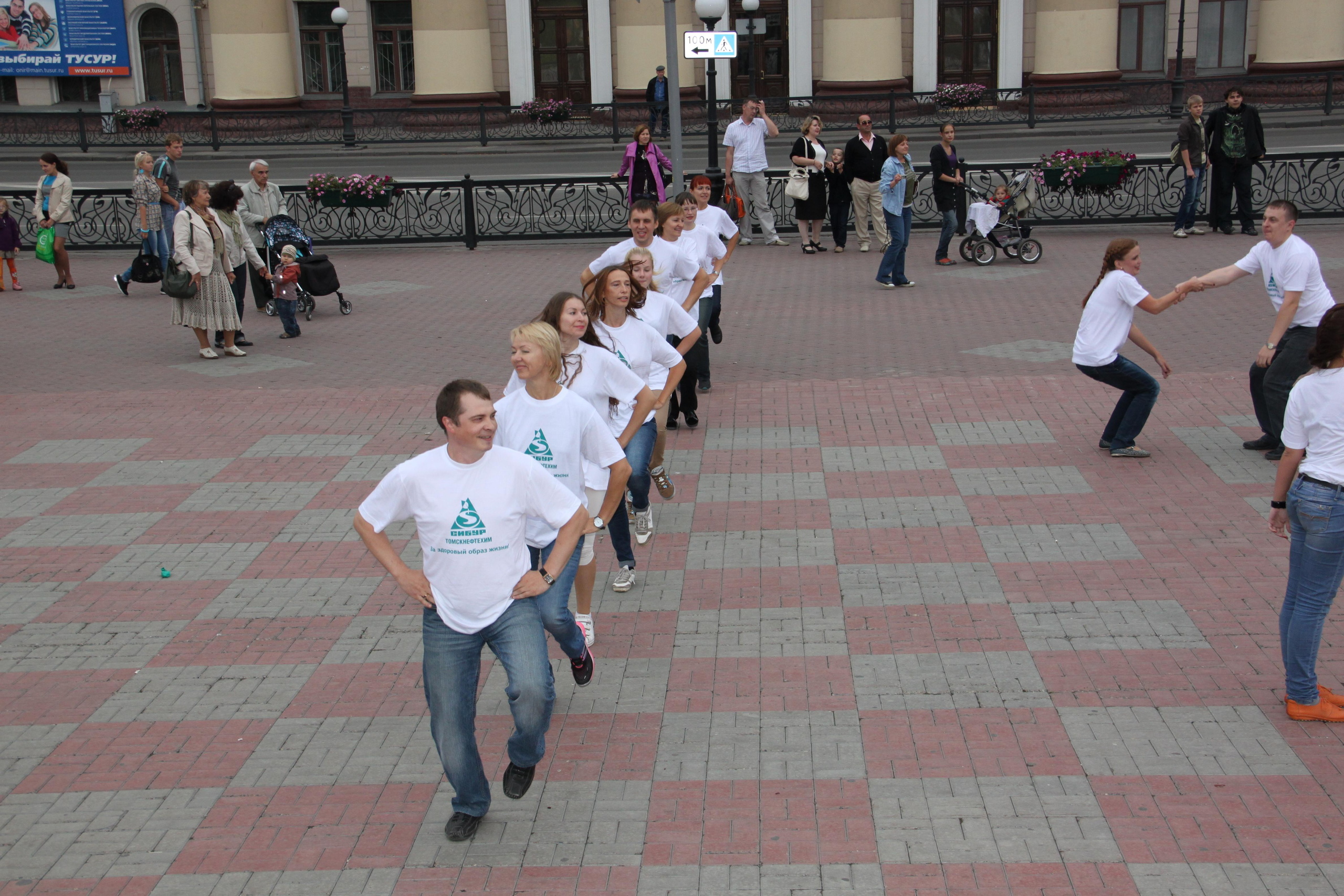 Участники флешмоба станцевали в поддержку здорового образа жизни (фото)