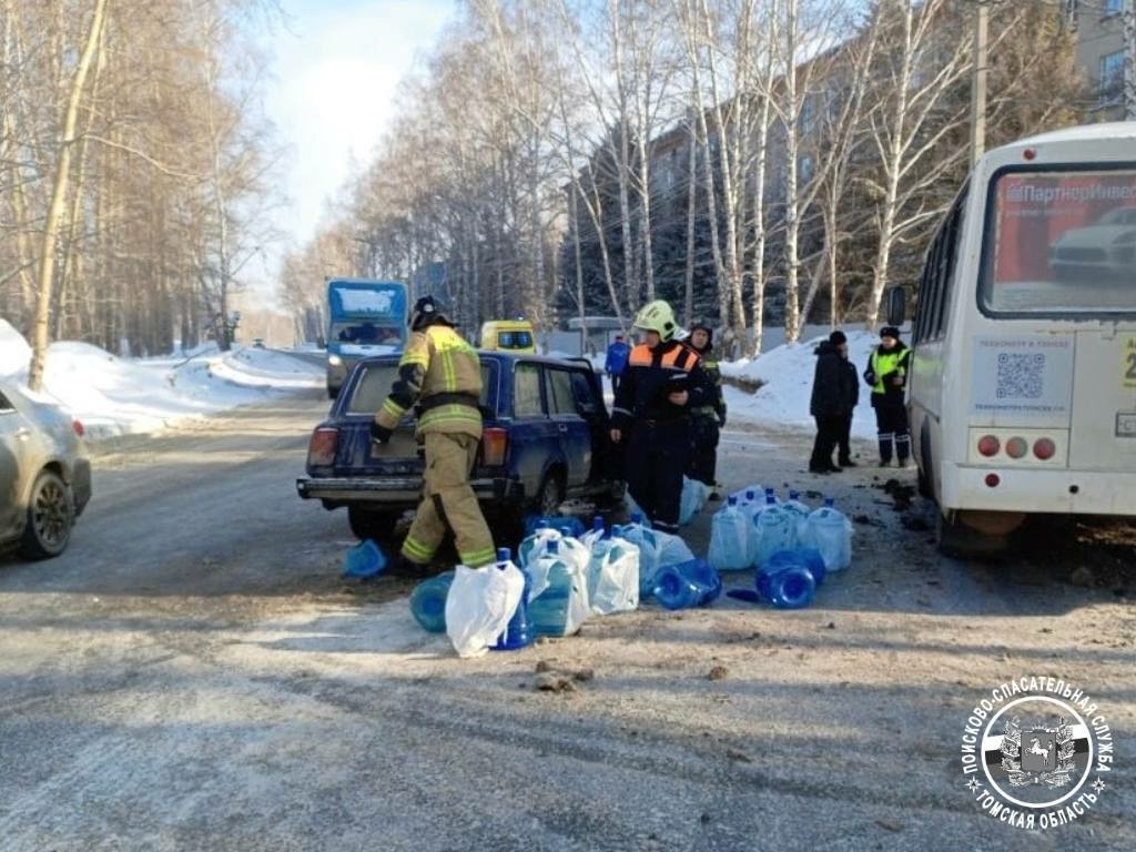 Водитель ВАЗа попал в больницу после лобового ДТП с маршруткой в Томске |  08.03.2024 | Томск - БезФормата