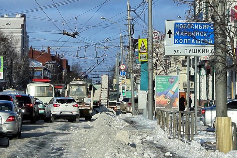 На уборку остановочных комплексов вышли погрузчики «Амкодор»