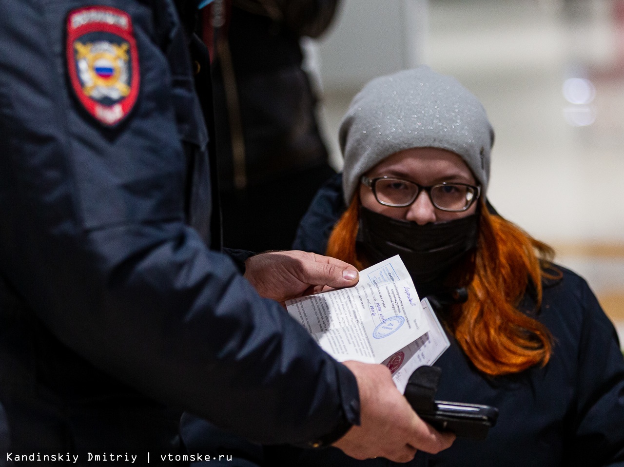 Покажите QR-код: как полиция проверяет у томичей справки о вакцинации |  09.11.2021 | Томск - БезФормата