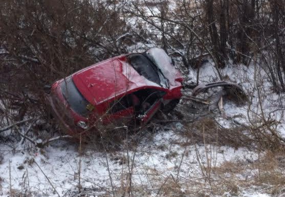 Toyota опрокинулась в кювет на трассе под Томском, пострадал водитель