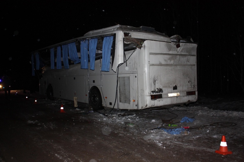 В результате ночной аварии с рейсовым автобусом госпитализированы три человека