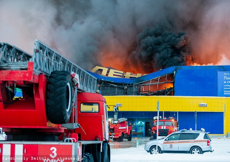 Крыша обрушилась у горящего здания ТЦ «Лента» в Томске. Слышны взрывы