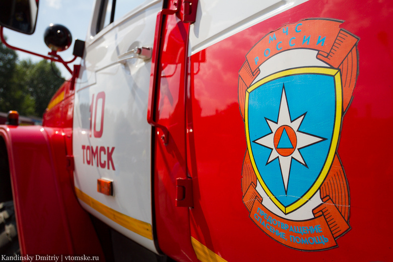 Toyota сгорела ночью в Томске на берегу Томи
