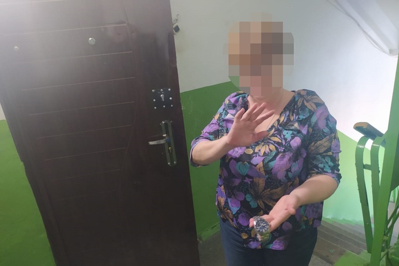 Учительница из Томска украла часы у москвича в аэропорту Симферополя
