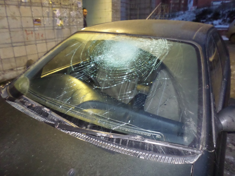 Ночью в Солнечном неизвестные повредили два автомобиля (фото)