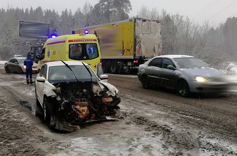 В Томске водитель легкового авто выехал на встречку и врезался в трактор