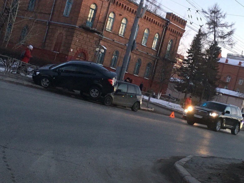 ГИБДД: водитель авто, на чей капот заехала другая машина, не уступил дорогу