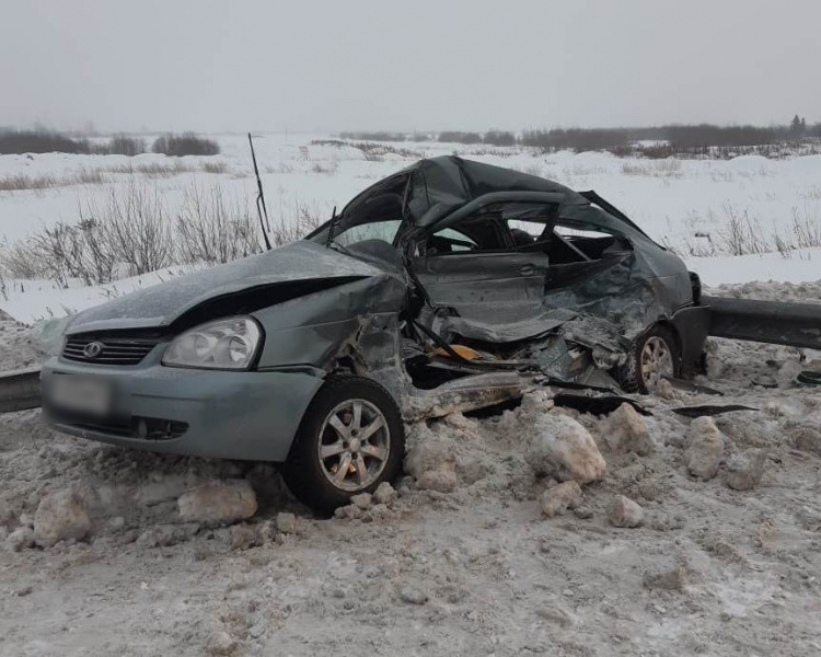 «Приора» не пропустила фуру при выезде с заправки под Томском, погибли двое