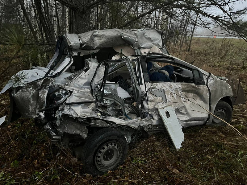 Две машины съехали в кювет после столкновения с автобусом на томской трассе