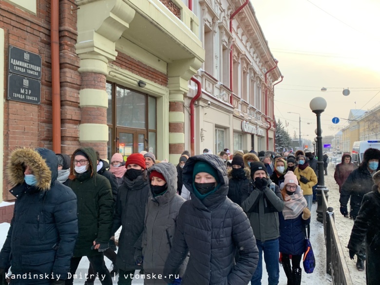 Участники акции в поддержку Алексея Навального начали шествие по пр.Ленина