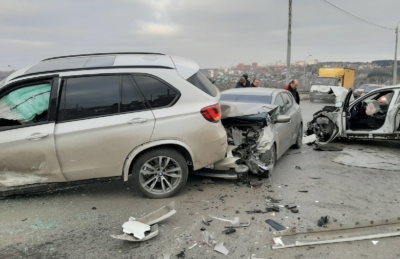 Водители двух BMW попали в больницу после крупного ДТП на ул.Балтийской