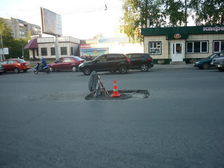 Водитель мопеда попал в аварию из-за люка на дороге