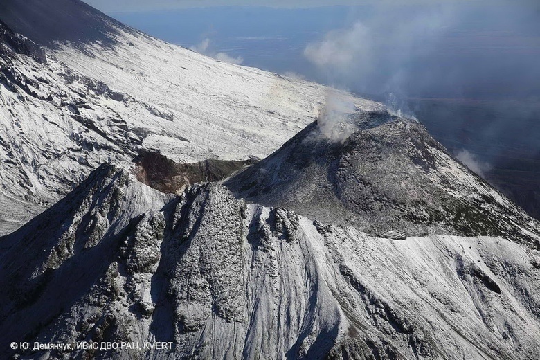 Извержение вулкана на Камчатке попало на видео. Высота пеплового столба составила 9 км