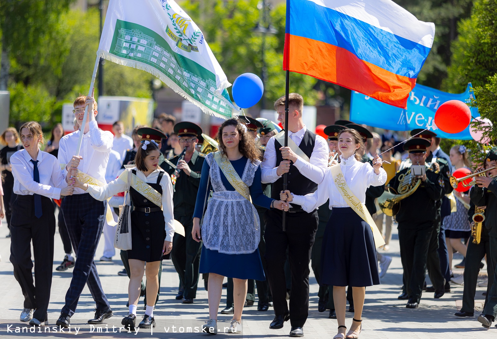 Прощай, школа! Томские выпускники отмечают последний звонок | 25.05.2022 |  Томск - БезФормата