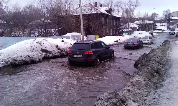 В мэрии назвали три причины, по которым талая вода затопила дороги (фото)
