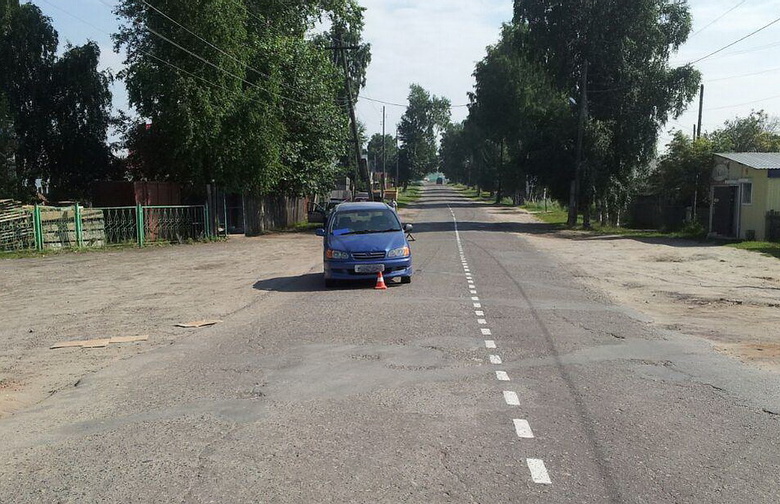 В томском селе автомобиль сбил 9-летнюю девочку на дороге