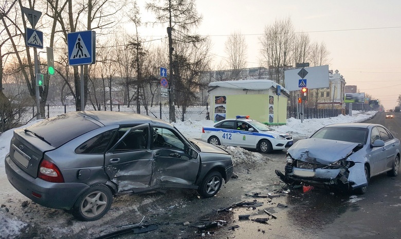 Водитель Daewoo врезался в «Приору», проехав на перекрестке на «красный»