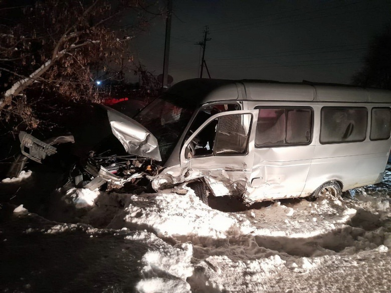 Двое пострадали в лобовом ДТП с автомобилем и микроавтобусом в Томске