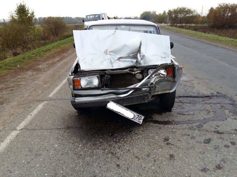 ВАЗ при обгоне столкнулся с грузовиком на томской трассе, пострадали двое
