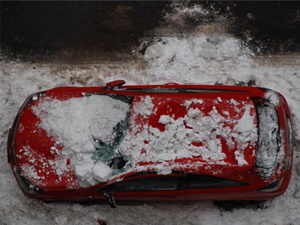 Еще один автомобиль пострадал от схода снега