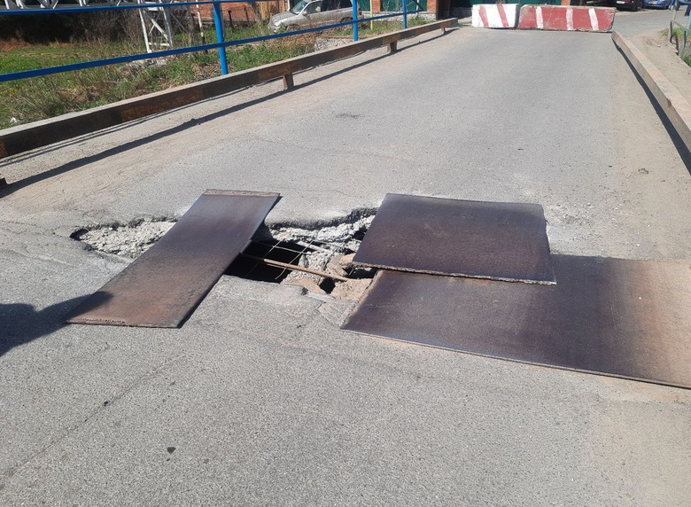Перекрыт мост через Ушайку в томском поселке Заварзино