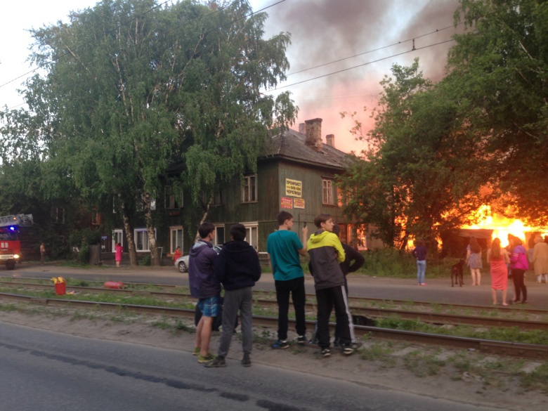 МЧС: 3 дома пострадало при пожаре на Большой Подгорной в Томске, спасено 5 человек