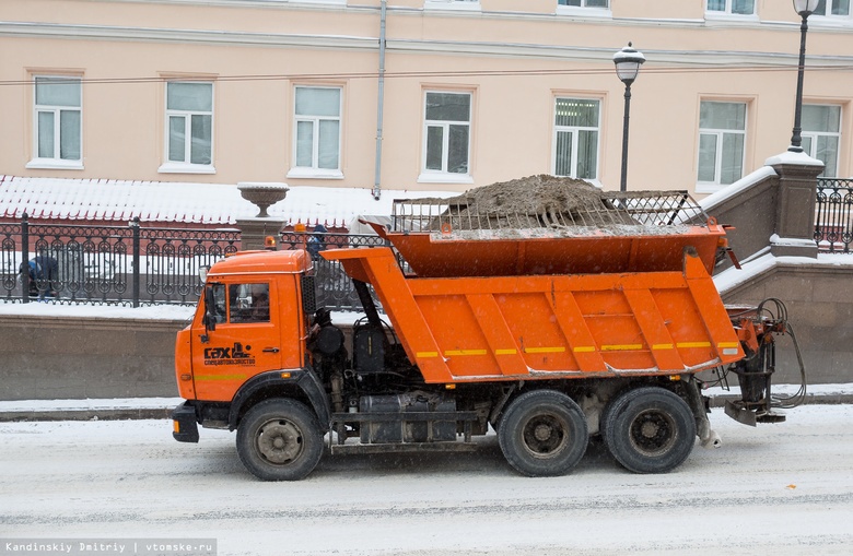 Дороги в Томске начали посыпать песком