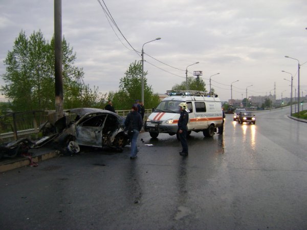 Сотрудники ГИБДД установили личности погибших в аварии на улице Елизаровых
