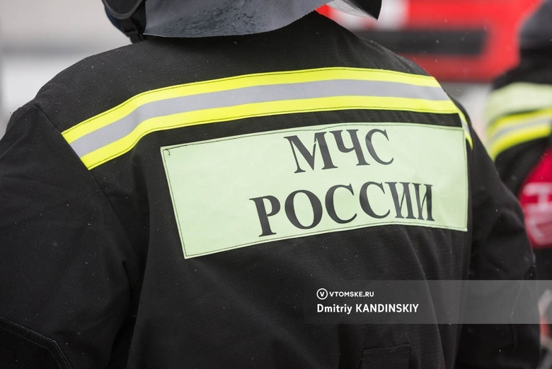 Два частных дома горят на Степановке в Томске