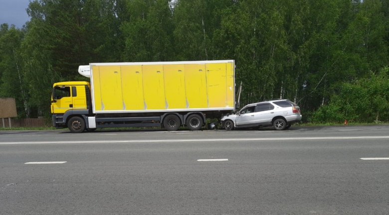 Nissan влетел в грузовик, стоявший на обочине томской трассы. Водителя увезли в больницу