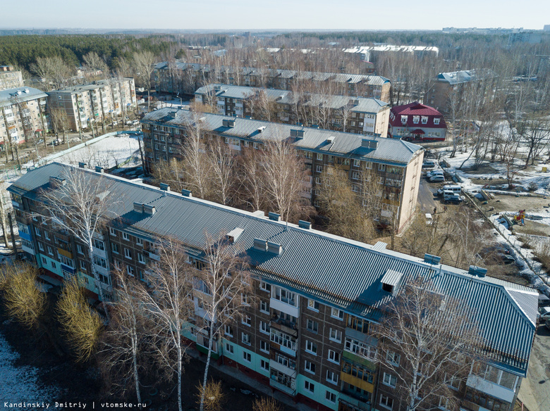 Замгубернатора побывал на крыше пятиэтажки в Томске с проверкой капремонта