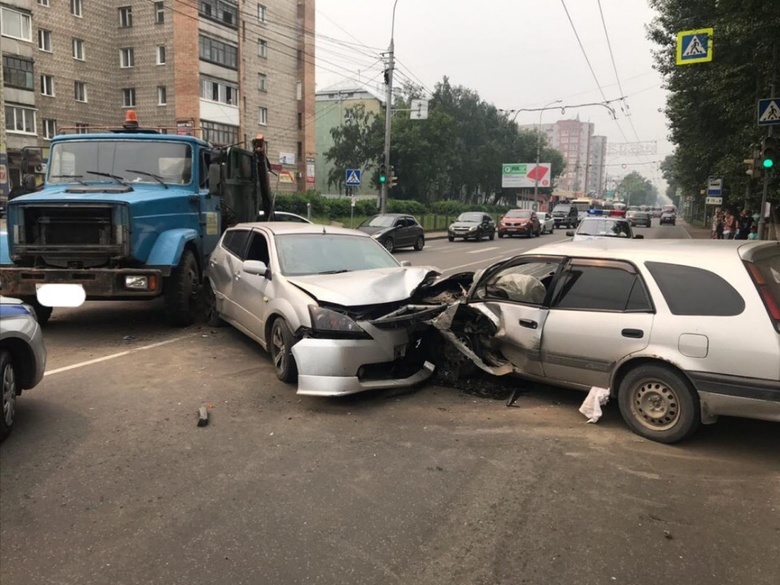Две иномарки и грузовик САХа столкнулись на Фрунзе, двое детей попали в больницу