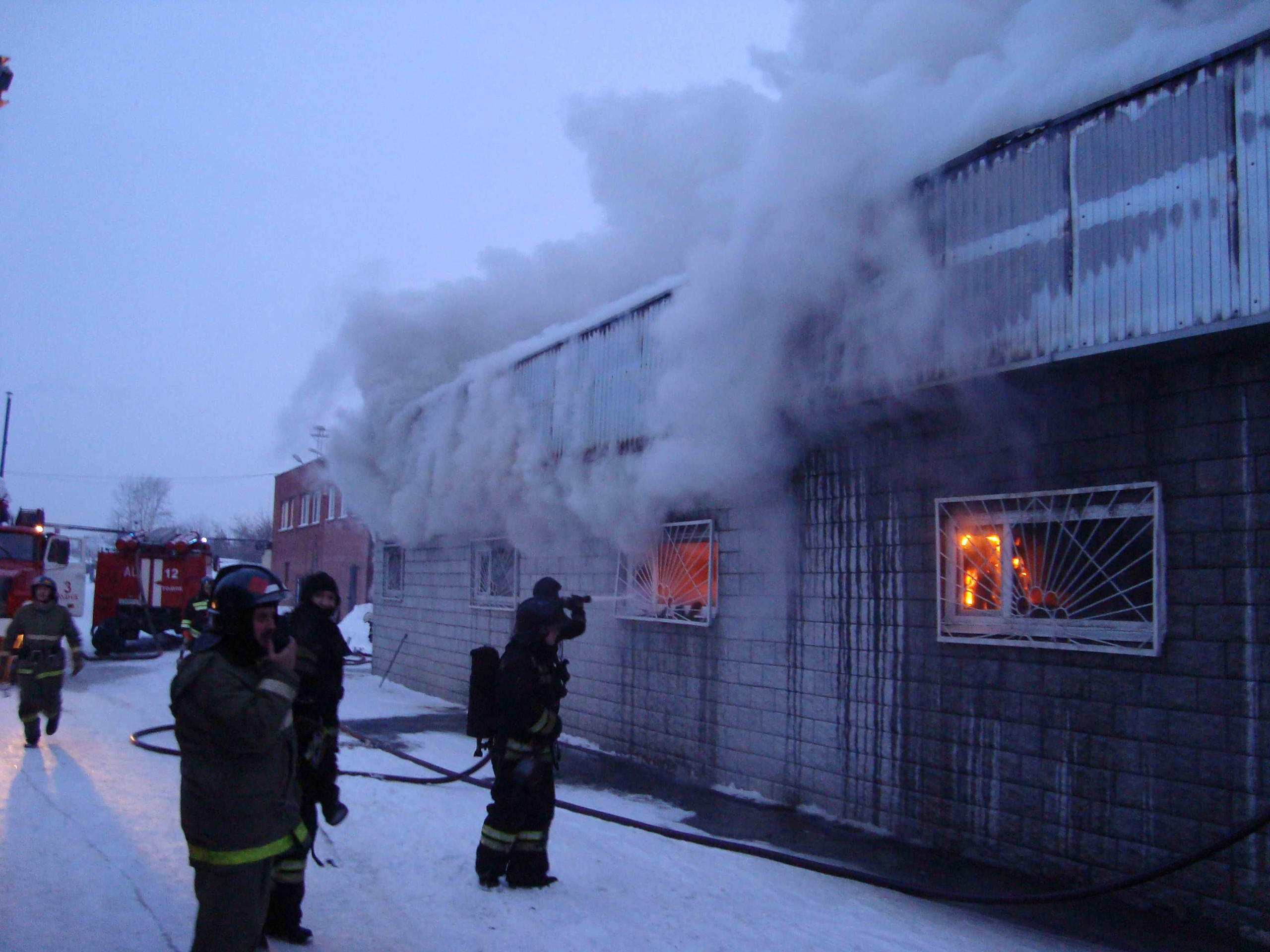 Пожар в магазине на Ижевской удалось потушить через три часа (фото)