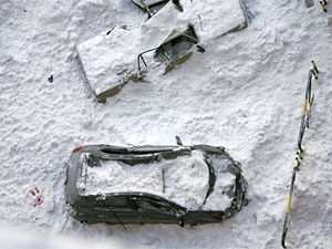 Сошедший с крыши дома снег повредил автомобили (фото)