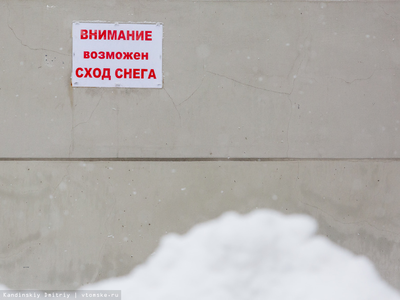 Томич подал в суд после падения снега с бесхозного надземника на его авто