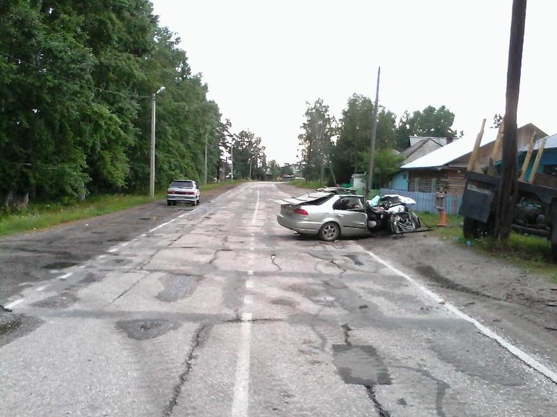 Иномарка врезалась в грузовой прицеп, погибли трое