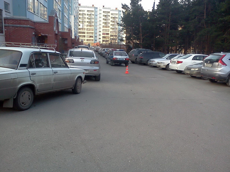 Во дворе дома автомобиль сбил семилетнего велосипедиста (фото)
