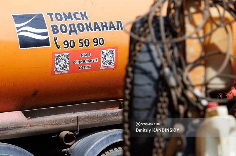 Улицу в Томске залило водой из-за повреждения на сетях