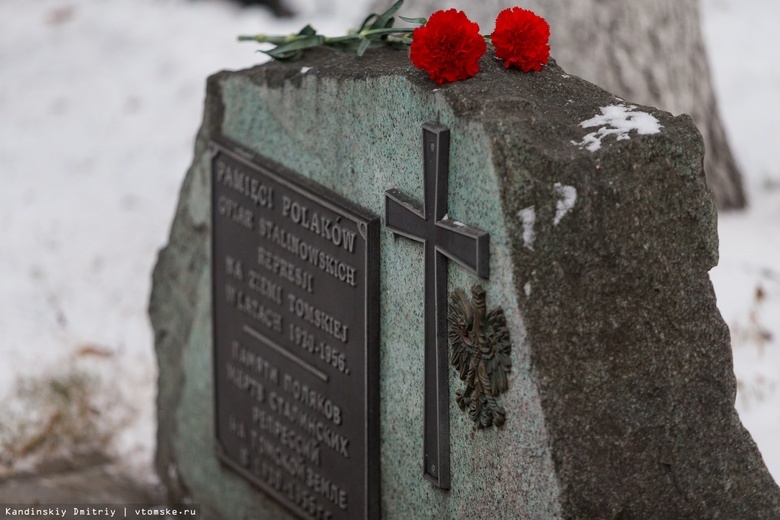 Неизвестные повредили памятник репрессированным полякам в центре Томска