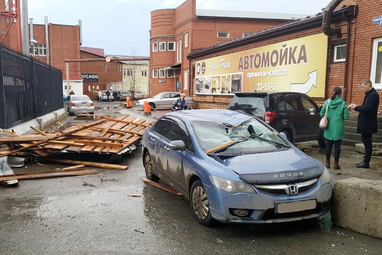 Водитель в Томске получил травму из-за упавшей на машину кровли