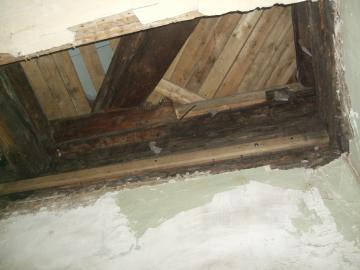В одном из домов Октябрьского района рухнула часть потолочного перекрытия