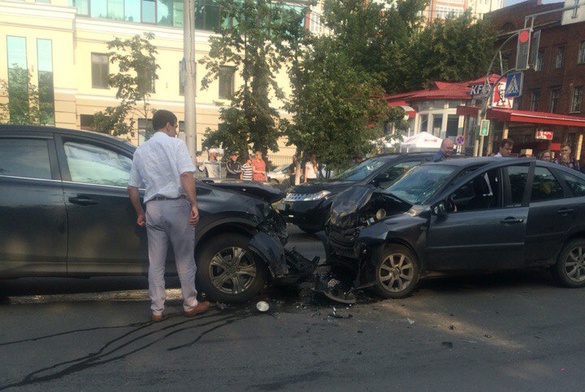 Двое пострадали в лобовой аварии в центре Томска