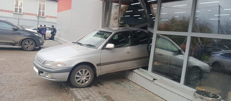 Toyota въехала в витрину супермаркета в Асино