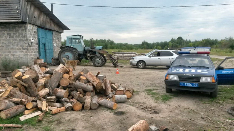 Водитель попал под колеса, пытаясь на ходу починить трактор