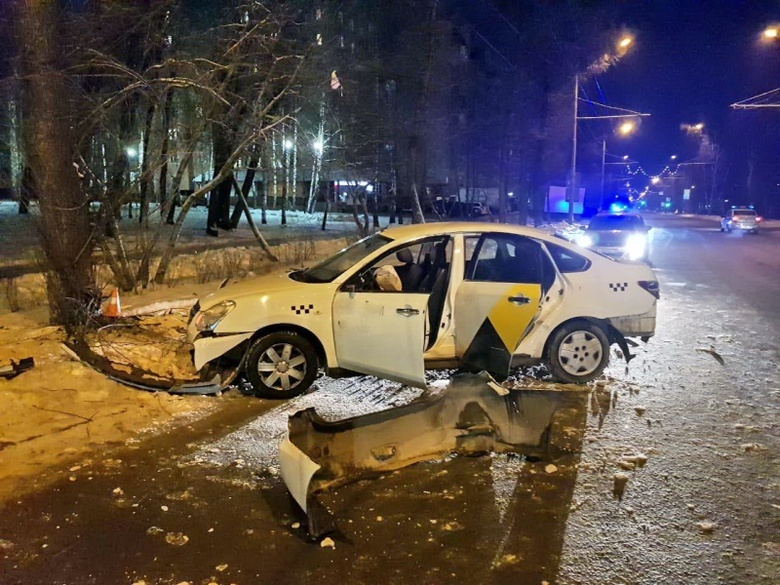 Водитель такси сбил пешехода и врезался в дерево, пострадали 3 человека